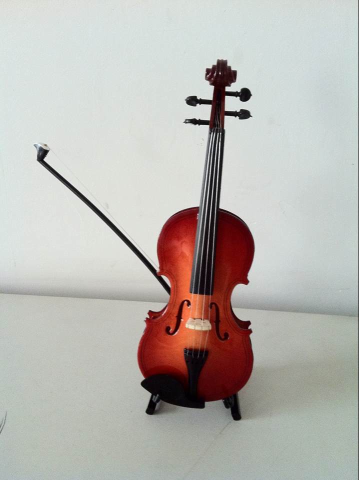 Gemini said Miniature Artisan Violin Display Set